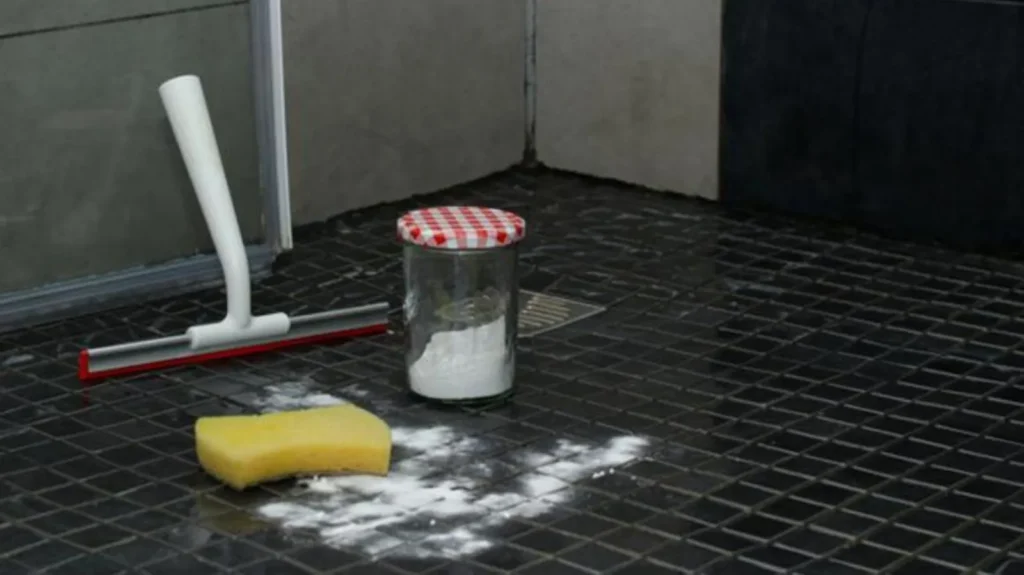 Odore sgradevole in bagno? Potrebbe essere colpa delle piastrelle: ecco come risolvere